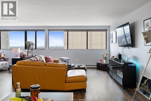 380 Pelissier Street Unit# 2103, Windsor, ON - Indoor Photo Showing Living Room