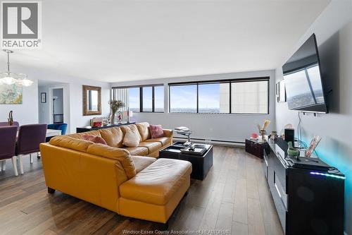 380 Pelissier Street Unit# 2103, Windsor, ON - Indoor Photo Showing Living Room