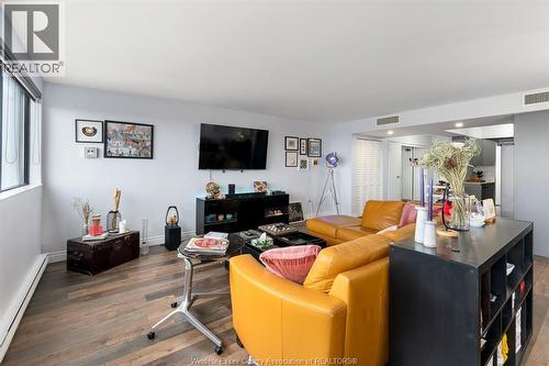 380 Pelissier Street Unit# 2103, Windsor, ON - Indoor Photo Showing Living Room