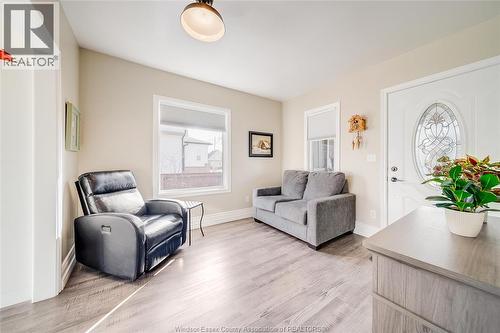 15 Smith Avenue, Leamington, ON - Indoor Photo Showing Living Room