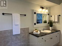 Primary bedroom ensuite - 