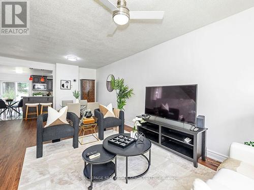 135 Bernice Crescent, Toronto, ON - Indoor Photo Showing Living Room