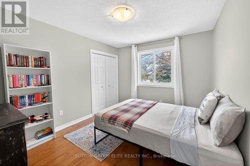 11 Elderberry Lane, Hamilton, ON - Indoor Photo Showing Bedroom