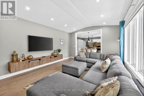 11 Elderberry Lane, Hamilton, ON - Indoor Photo Showing Living Room