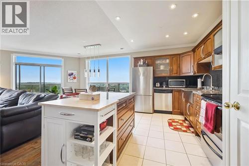 255 Keats Way Unit# 1303, Waterloo, ON - Indoor Photo Showing Kitchen