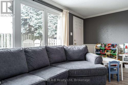 24 - 91 Avonwood Drive, Stratford, ON - Indoor Photo Showing Living Room