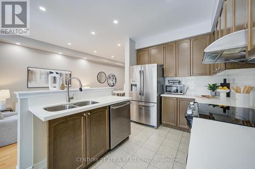 135 Windrow Street, Richmond Hill, ON - Indoor Photo Showing Kitchen With Double Sink With Upgraded Kitchen