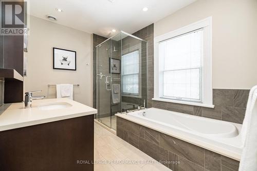 Main bath - 241 Fourth Avenue, Ottawa, ON - Indoor Photo Showing Bathroom