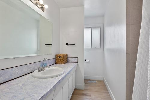969 Ryan Place, Kamloops, BC - Indoor Photo Showing Bathroom