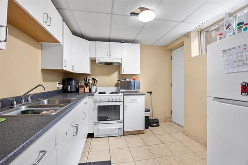 969 Ryan Place, Kamloops, BC - Indoor Photo Showing Kitchen With Double Sink
