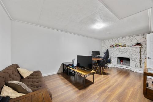 969 Ryan Place, Kamloops, BC - Indoor Photo Showing Living Room With Fireplace