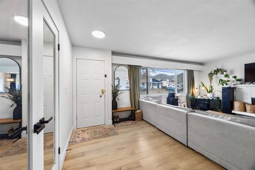 969 Ryan Place, Kamloops, BC - Indoor Photo Showing Living Room
