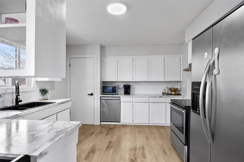 969 Ryan Place, Kamloops, BC - Indoor Photo Showing Kitchen With Double Sink With Upgraded Kitchen