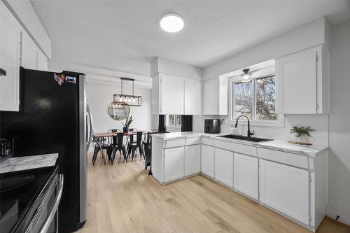 969 Ryan Place, Kamloops, BC - Indoor Photo Showing Kitchen
