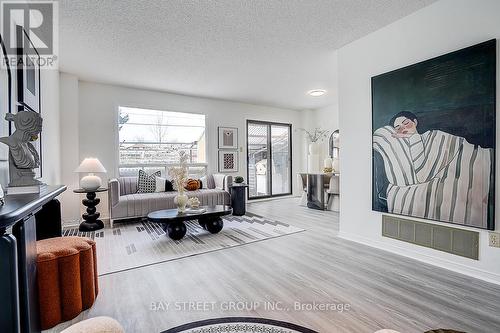 203 Roxanne Crescent, Toronto, ON - Indoor Photo Showing Living Room