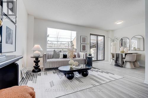 203 Roxanne Crescent, Toronto, ON - Indoor Photo Showing Living Room