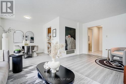 203 Roxanne Crescent, Toronto, ON - Indoor Photo Showing Living Room