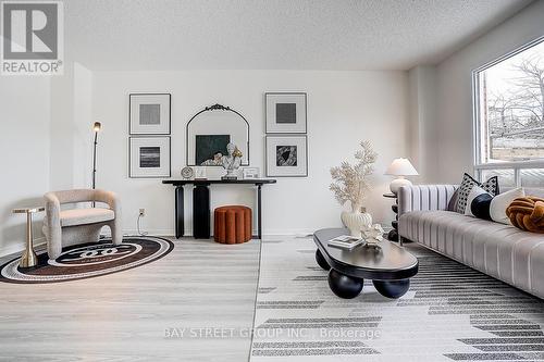 203 Roxanne Crescent, Toronto, ON - Indoor Photo Showing Living Room