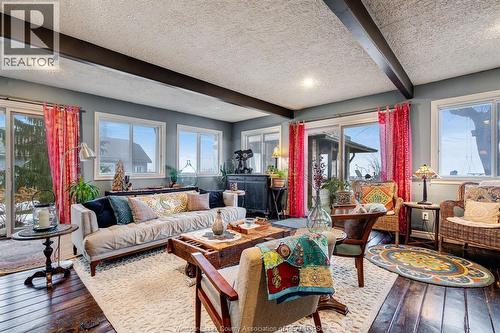 927 Iler Beach Road, Essex, ON - Indoor Photo Showing Living Room