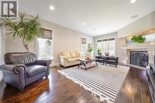 220 Selina, Lakeshore, ON - Indoor Photo Showing Living Room