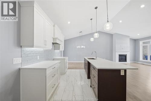 208 Summerset Place, Chatham, ON - Indoor Photo Showing Kitchen With Upgraded Kitchen