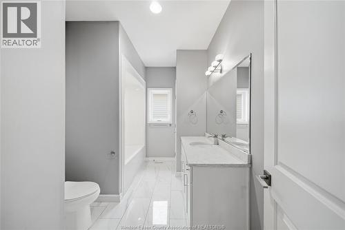208 Summerset Place, Chatham, ON - Indoor Photo Showing Bathroom