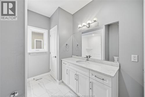 208 Summerset Place, Chatham, ON - Indoor Photo Showing Bathroom
