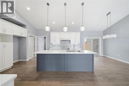 208 Summerset Place, Chatham, ON - Indoor Photo Showing Kitchen With Upgraded Kitchen