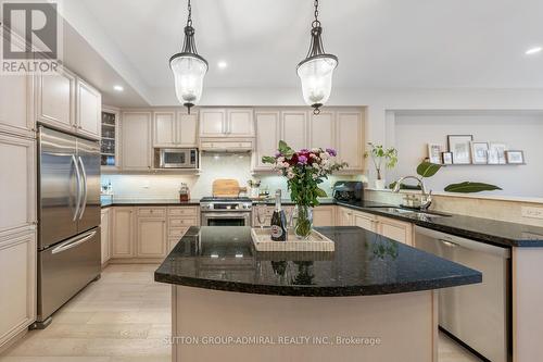 5 Millhouse Court, Vaughan, ON - Indoor Photo Showing Kitchen