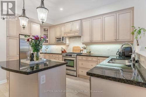 5 Millhouse Court, Vaughan, ON - Indoor Photo Showing Kitchen With Double Sink