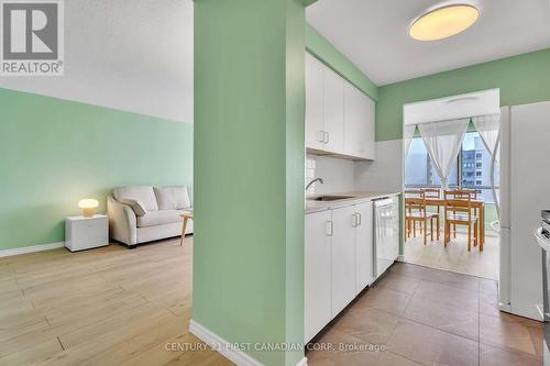 912 - 570 Proudfoot Lane, London North (North N), ON - Indoor Photo Showing Kitchen
