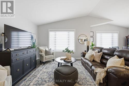 1040 Yankee Line, Selwyn, ON - Indoor Photo Showing Living Room