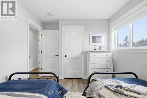 1040 Yankee Line, Selwyn, ON - Indoor Photo Showing Bedroom