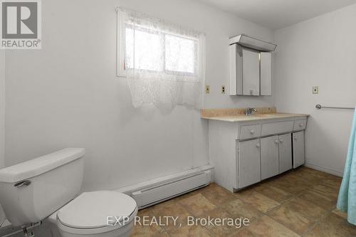 8511 Small Lane, Adjala-Tosorontio, ON - Indoor Photo Showing Bathroom