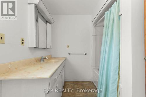 8511 Small Lane, Adjala-Tosorontio, ON - Indoor Photo Showing Bathroom