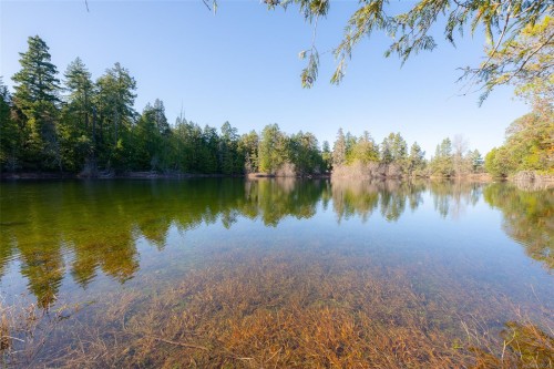 2740 Lakeview Rd, Qualicum Beach, BC 