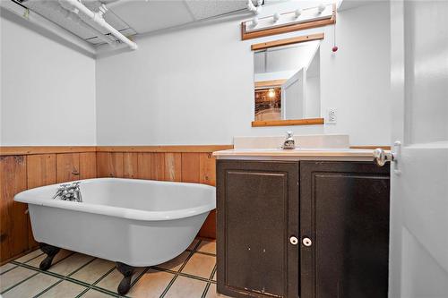 660 Machray Avenue, Winnipeg, MB - Indoor Photo Showing Bathroom