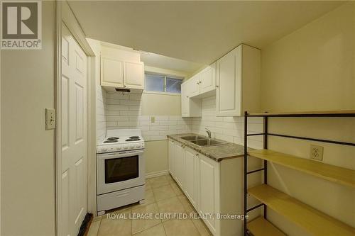 233 Benesfort Crescent, Waterloo, ON - Indoor Photo Showing Kitchen With Double Sink