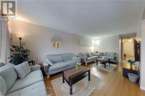 233 Benesfort Crescent, Waterloo, ON - Indoor Photo Showing Living Room