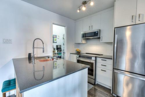 Kitchen - 209-2145 Rue St-Clément, Montréal (Mercier/Hochelaga-Maisonneuve), QC - Indoor Photo Showing Kitchen With Double Sink With Upgraded Kitchen