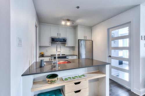 Dinette - 209-2145 Rue St-Clément, Montréal (Mercier/Hochelaga-Maisonneuve), QC - Indoor Photo Showing Kitchen With Upgraded Kitchen