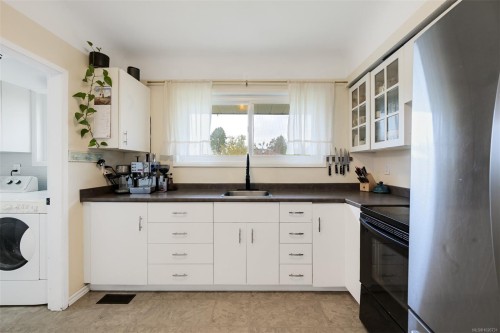 1680 Sheridan Ave, Saanich, BC 