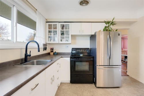 1680 Sheridan Ave, Saanich, BC 