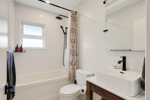 1680 Sheridan Ave, Saanich, BC 