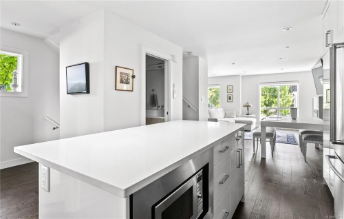 7-1032 Cloverdale Ave, Saanich, BC 