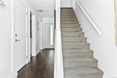 7-1032 Cloverdale Ave, Saanich, BC 