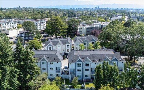 7-1032 Cloverdale Ave, Saanich, BC 