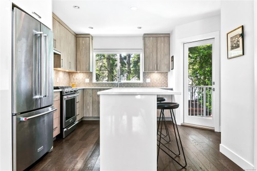 7-1032 Cloverdale Ave, Saanich, BC 