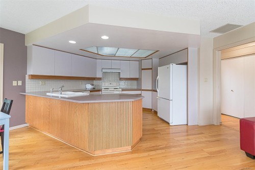 4569 Boulderwood Dr, Saanich, BC 