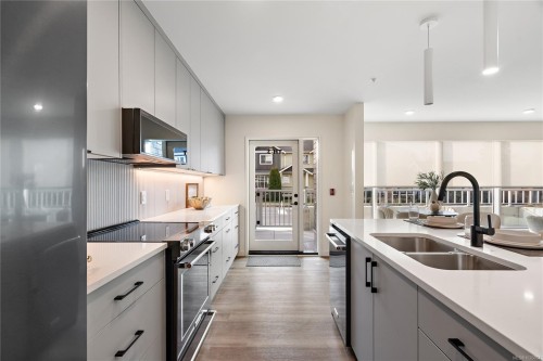 Th3-1102 Esquimalt Rd, Esquimalt, BC 